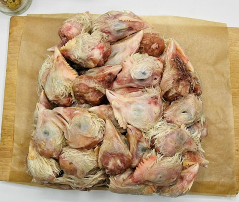 Головы кур корнишонов (попадаются перья)