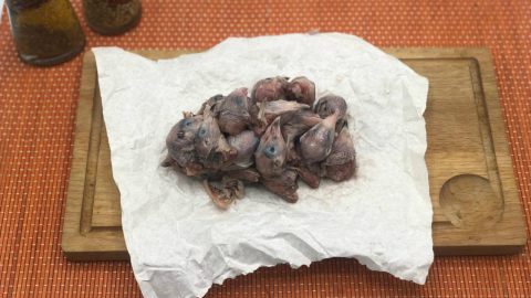Головы кур корнишонов (попадаются перья)
