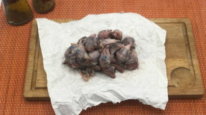 Головы кур корнишонов (попадаются перья)